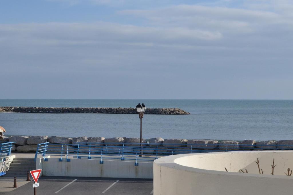 Hotel Le Dauphin Bleu Saintes-Maries-de-La-Mer Zimmer foto